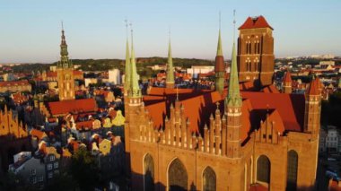 Gdansk Drone St. Mary merkez Avrupa 'nın tarihi mimari katedraline yukarıdan bakıldığında Polonya
