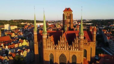 Gdansk Drone St. Mary merkez Avrupa 'nın tarihi mimari katedraline yukarıdan bakıldığında Polonya