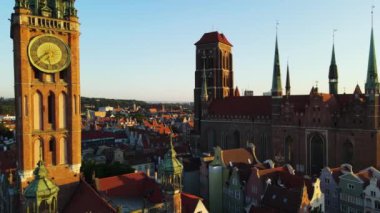 Gdansk Drone St. Mary merkez Avrupa 'nın tarihi mimari katedraline yukarıdan bakıldığında Polonya