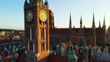 Gdansk Drone St. Mary merkez Avrupa 'nın tarihi mimari katedraline yukarıdan bakıldığında Polonya