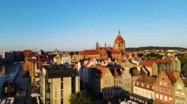 Gdansk Drone St. Mary merkez Avrupa 'nın tarihi mimari katedraline yukarıdan bakıldığında Polonya