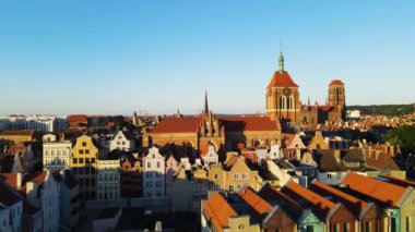 Gdansk Drone St. Mary merkez Avrupa 'nın tarihi mimari katedraline yukarıdan bakıldığında Polonya