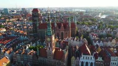 Gdansk Drone St. Mary merkez Avrupa 'nın tarihi mimari katedraline yukarıdan bakıldığında Polonya