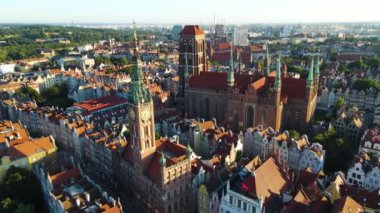 Gdansk Drone St. Mary merkez Avrupa 'nın tarihi mimari katedraline yukarıdan bakıldığında Polonya