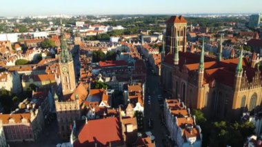 Gdansk Drone St. Mary merkez Avrupa 'nın tarihi mimari katedraline yukarıdan bakıldığında Polonya