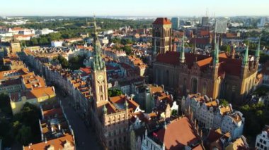 Gdansk Drone St. Mary merkez Avrupa 'nın tarihi mimari katedraline yukarıdan bakıldığında Polonya