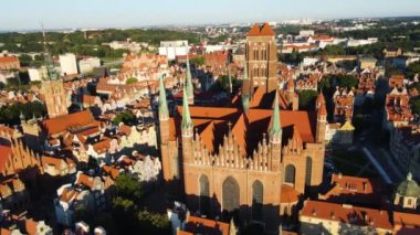 Gdansk Drone St. Mary merkez Avrupa 'nın tarihi mimari katedraline yukarıdan bakıldığında Polonya