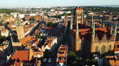 Gdansk Drone St. Mary merkez Avrupa 'nın tarihi mimari katedraline yukarıdan bakıldığında Polonya