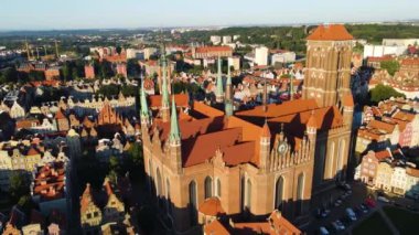 Gdansk Drone St. Mary merkez Avrupa 'nın tarihi mimari katedraline yukarıdan bakıldığında Polonya
