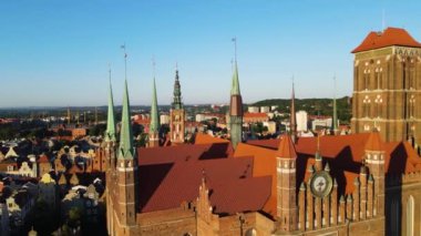 Gdansk Drone St. Mary merkez Avrupa 'nın tarihi mimari katedraline yukarıdan bakıldığında Polonya