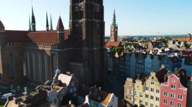 Gdansk Drone St. Mary merkez Avrupa 'nın tarihi mimari katedraline yukarıdan bakıldığında Polonya