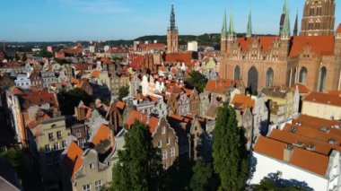 Gdansk Drone St. Mary merkez Avrupa 'nın tarihi mimari katedraline yukarıdan bakıldığında Polonya