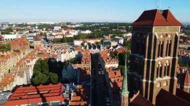 Gdansk Drone St. Mary merkez Avrupa 'nın tarihi mimari katedraline yukarıdan bakıldığında Polonya