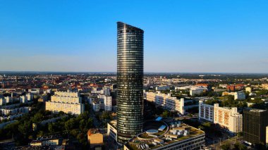 Wroclaw Gökdelen Kulesi 'nin merkezindeki gökdelen iş merkezi manzarası
