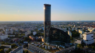 Wroclaw Gökdelen Kulesi 'nin merkezindeki gökdelen iş merkezi manzarası