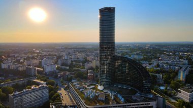 Wroclaw Gökdelen Kulesi 'nin merkezindeki gökdelen iş merkezi manzarası