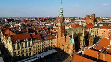 Şehre modern dilek geliştirme mimarisinin zirvesinden bak Avrupa Wroclaw Polonya