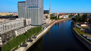 İHA mimarisi ile şehir manzarası Gdansk Polonya