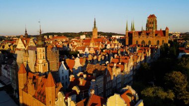 İHA mimarisi ile şehir manzarası Gdansk Polonya