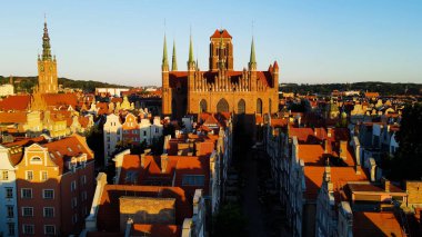 İHA mimarisi ile şehir manzarası Gdansk Polonya