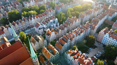 İHA mimarisi ile şehir manzarası Gdansk Polonya