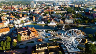 İHA mimarisi ile şehir manzarası Gdansk Polonya