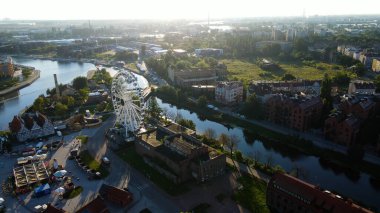 İHA mimarisi ile şehir manzarası Gdansk Polonya