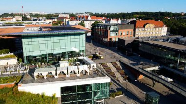 İHA mimarisi ile şehir manzarası Gdansk Polonya