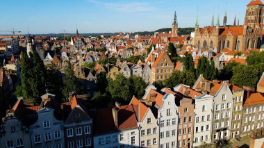İHA mimarisi ile şehir manzarası Gdansk Polonya