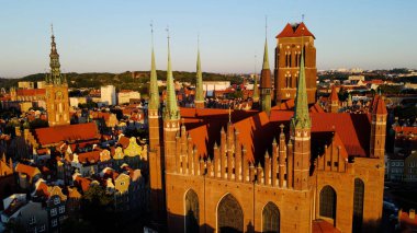 İHA mimarisi ile şehir manzarası Gdansk Polonya