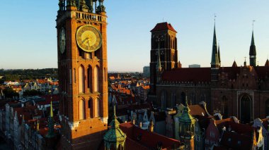 İHA mimarisi ile şehir manzarası Gdansk Polonya