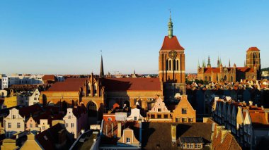 İHA mimarisi ile şehir manzarası Gdansk Polonya