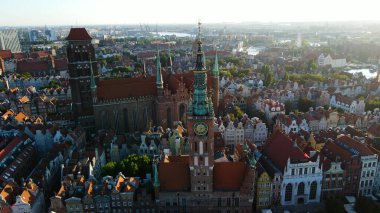 İHA mimarisi ile şehir manzarası Gdansk Polonya