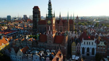 İHA mimarisi ile şehir manzarası Gdansk Polonya