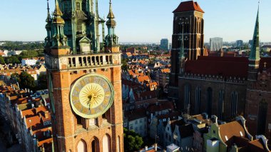 İHA mimarisi ile şehir manzarası Gdansk Polonya