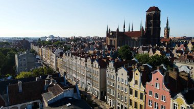 İHA mimarisi ile şehir manzarası Gdansk Polonya