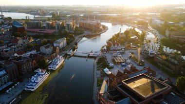 İHA mimarisi ile şehir manzarası Gdansk Polonya