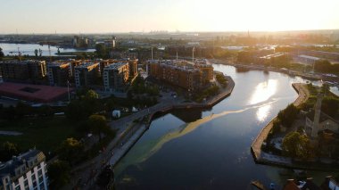 İHA mimarisi ile şehir manzarası Gdansk Polonya
