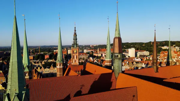 İHA mimarisi ile şehir manzarası Gdansk Polonya