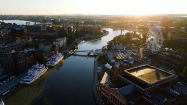 İnsansız hava aracı şehir merkezi antik mimari liman şehri hava fotoğrafçılığı 2 Ağustos 2024 Gdansk Polonya