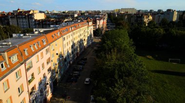 Şehre modern dilek geliştirme mimarisinin zirvesinden bak Avrupa Wroclaw Polonya