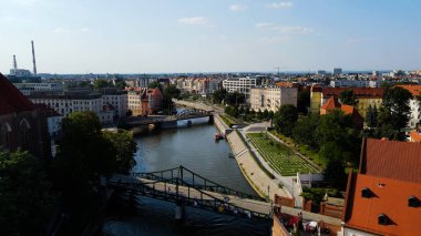 Şehre modern dilek geliştirme mimarisinin zirvesinden bak Avrupa Wroclaw Polonya