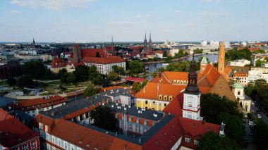 Şehre modern dilek geliştirme mimarisinin zirvesinden bak Avrupa Wroclaw Polonya
