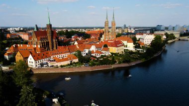 Şehre modern dilek geliştirme mimarisinin zirvesinden bak Avrupa Wroclaw Polonya