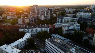 Şehre modern dilek geliştirme mimarisinin zirvesinden bak Avrupa Wroclaw Polonya