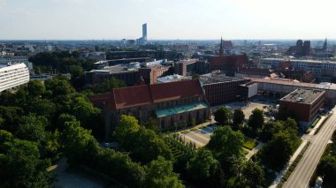 Şehre modern dilek geliştirme mimarisinin zirvesinden bak Avrupa Wroclaw Polonya