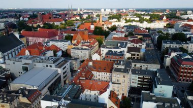 Şehre modern dilek geliştirme mimarisinin zirvesinden bak Avrupa Wroclaw Polonya