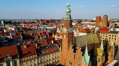 Şehre modern dilek geliştirme mimarisinin zirvesinden bak Avrupa Wroclaw Polonya