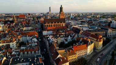 Şehre modern dilek geliştirme mimarisinin zirvesinden bak Avrupa Wroclaw Polonya