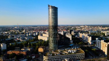 Wroclaw Gökdelen Kulesi 'nin merkezindeki gökdelen iş merkezi manzarası